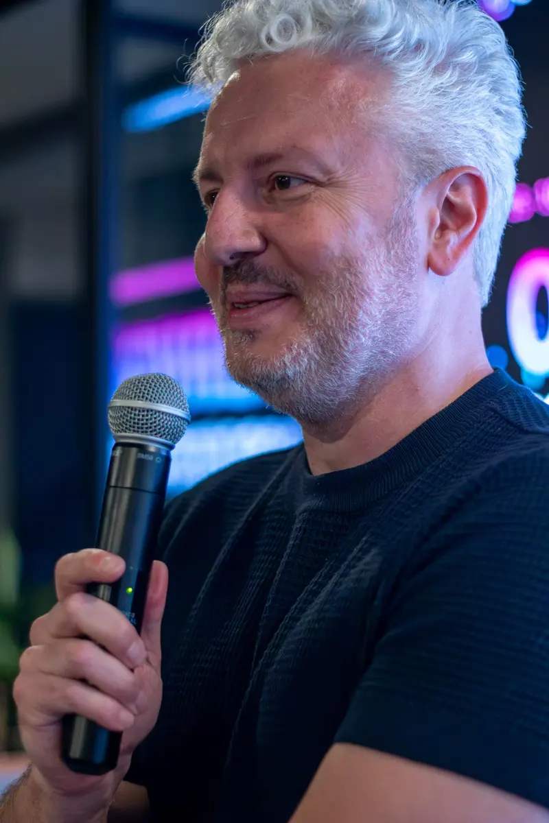 Ricardo Wagner speaking at the book launch evening.