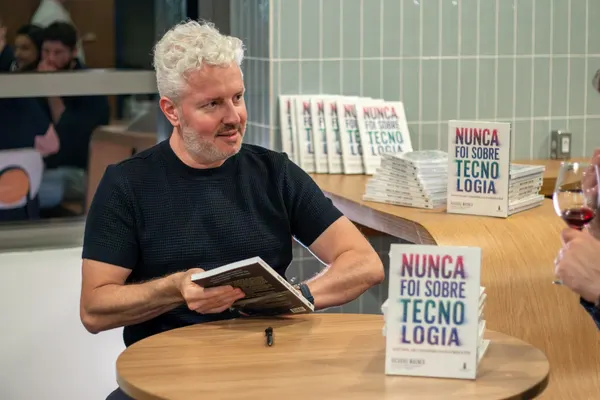 Ricardo Wagner — Lançamento: mesa de autógrafos