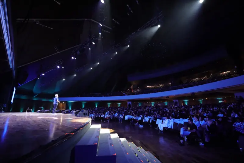 Wide view of the auditorium and audience at a Ricardo Wagner talk.